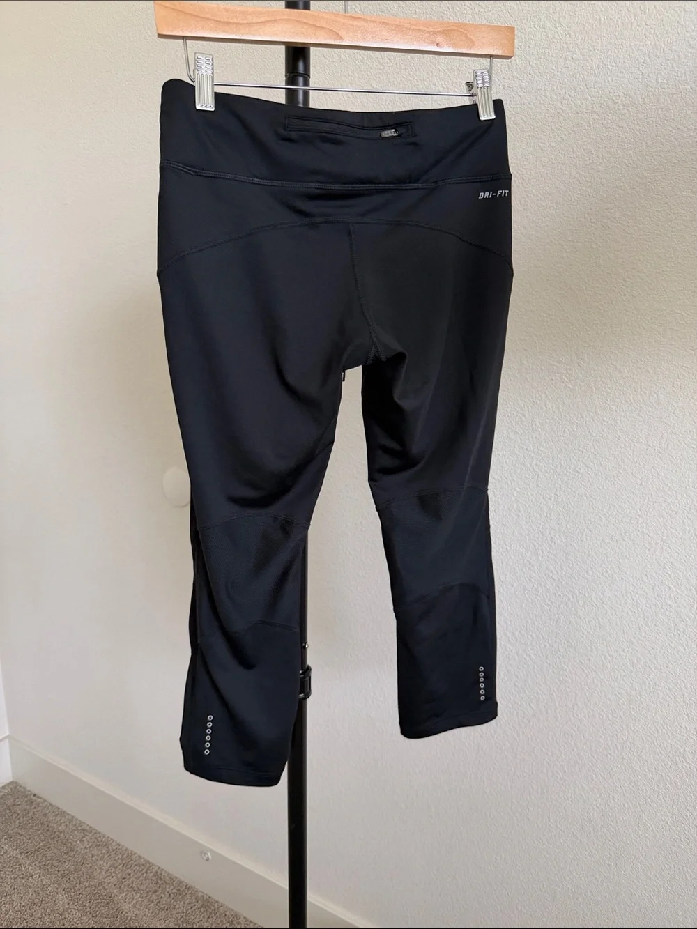 Nike Black Cropped Capri Dri-FIT Leggings - Size Medium